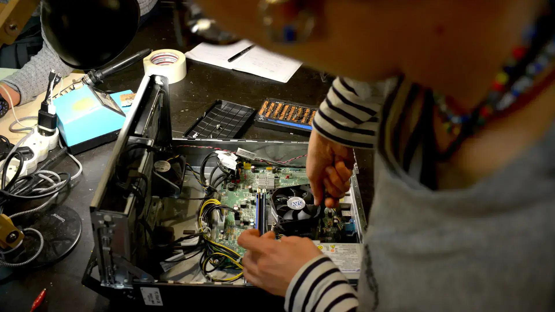 Apprendre, réparer, transmettre : immersion dans un atelier de co-réparation