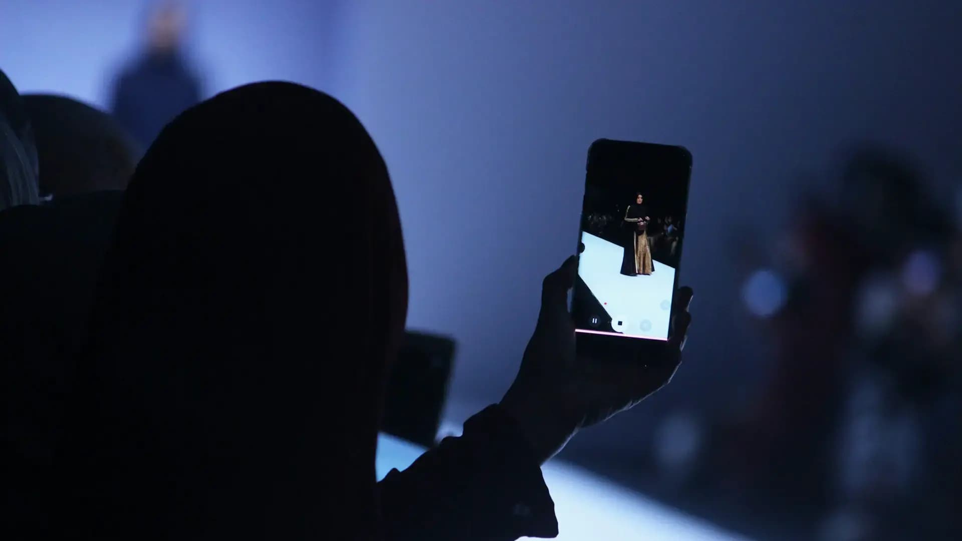 Illustration de l'article : Défilés virtuels, collections connectées : comment le numérique redessine la mode