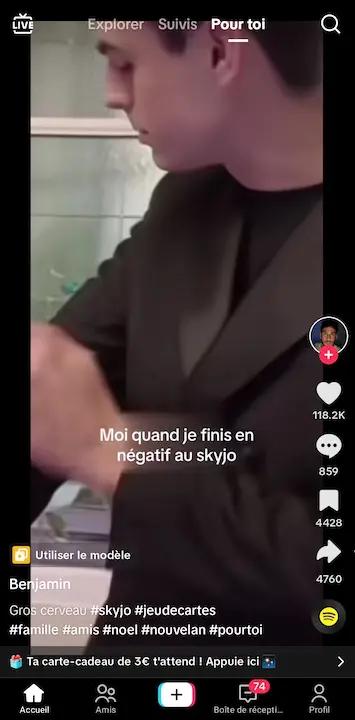 Interface TikTok avec un exemple de vidéo et de texte diffusé par la plateforme