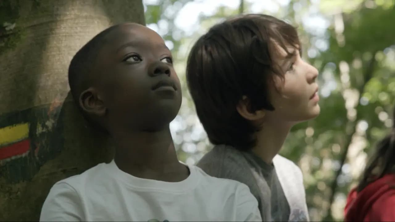 Deux enfants en regardant vers le ciel