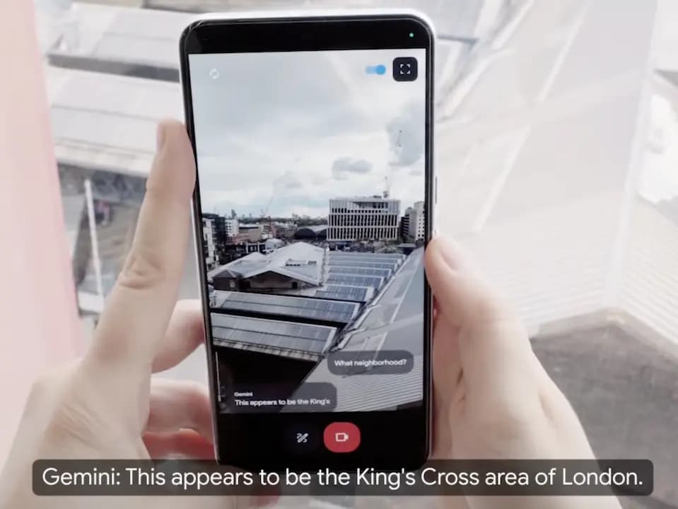 Gemini, l'IA de Google accède à la caméra et indique à l'utilisatrice qu'elle reconnaît la zone The King's Cross à Londres
