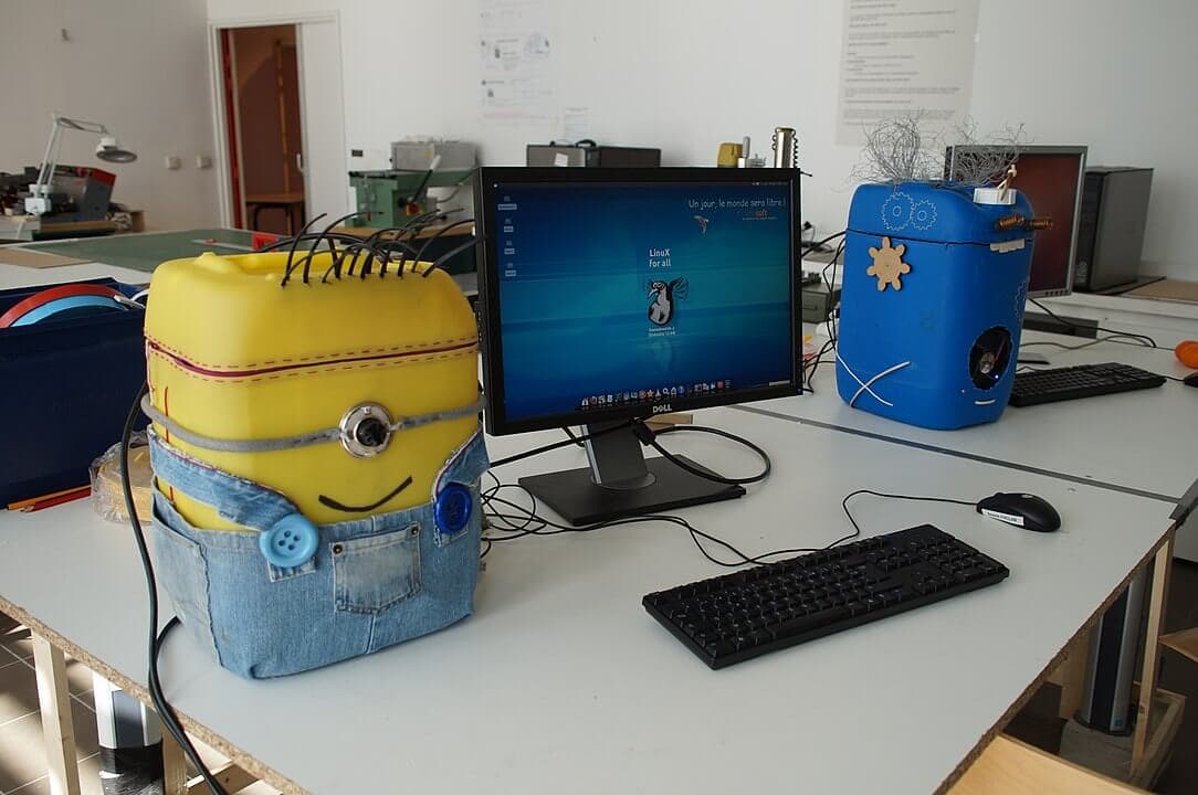 Un ordinateur monté dans un conteneur nommé Jerry avec un look digne d'un Minion