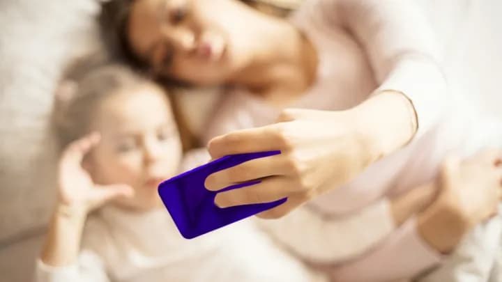 Partager l’enfance... et confisquer l’avenir : derrière les photos mignonnes, une identité numérique imposée à des millions de jeunes