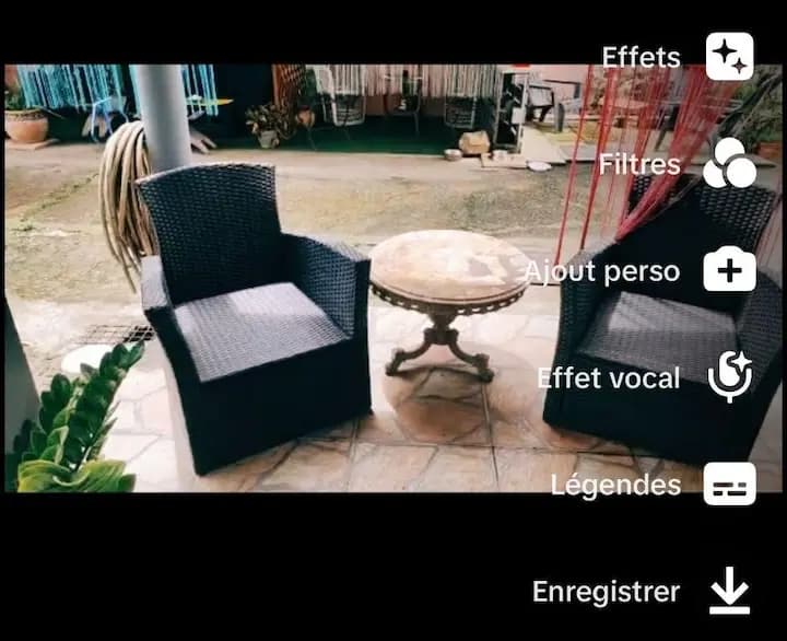 Interface de Tiktok avec un bouton pour ajouter des sous-titres à droite de l'écran
