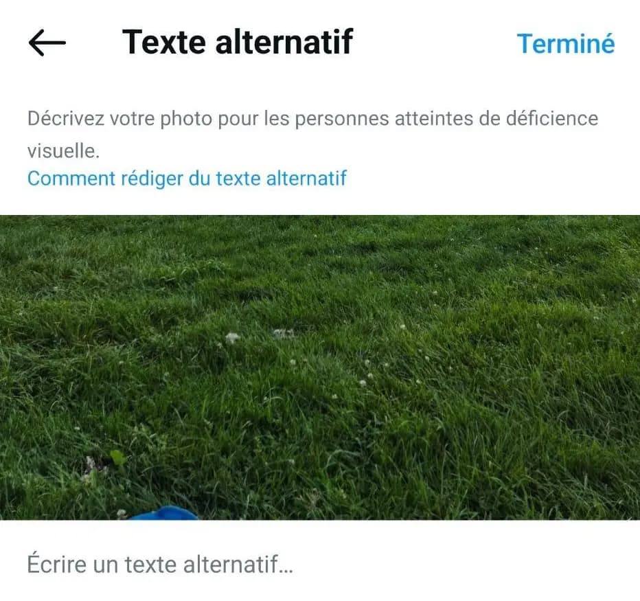 Interface de Facebook expliquant comment remplir le champ texte alternatif : Décrivez votre photo pour les personnes atteintes de déficience visuelle. 