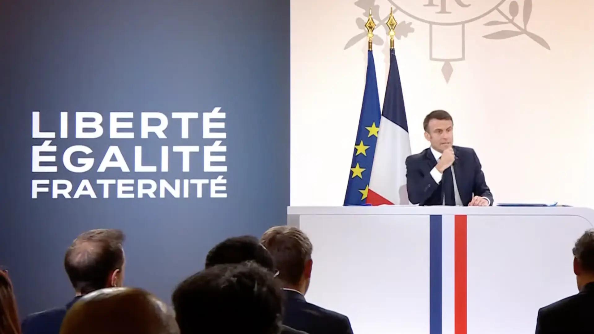 Trop d'écrans pour les enfants : le Président français réunit un groupe d'experts