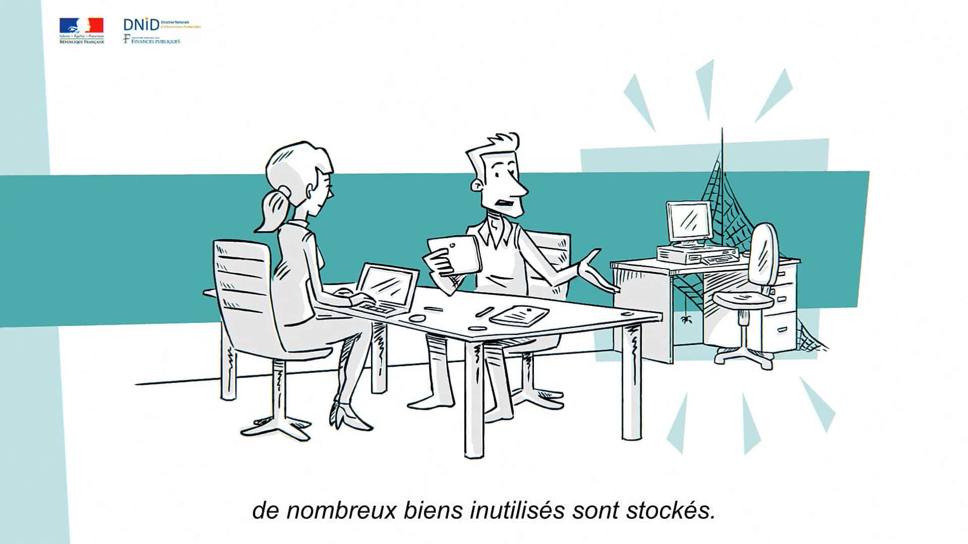 Une femme et un homme devant un bureau. Dans le coin de la salle, il y a un bureau et un pc avec une grande toile d'araignée.