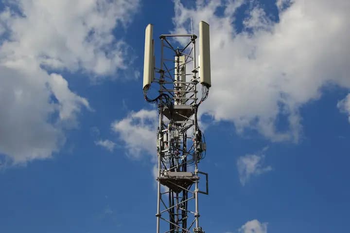 A 4G/5G Relay Antenna