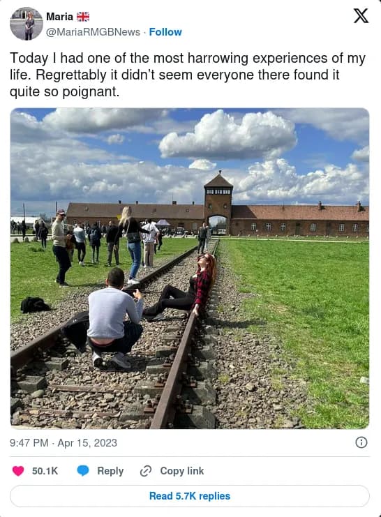 Des touristes prenant la pose sur les rails menant au camps de concentration d'Auschwitz