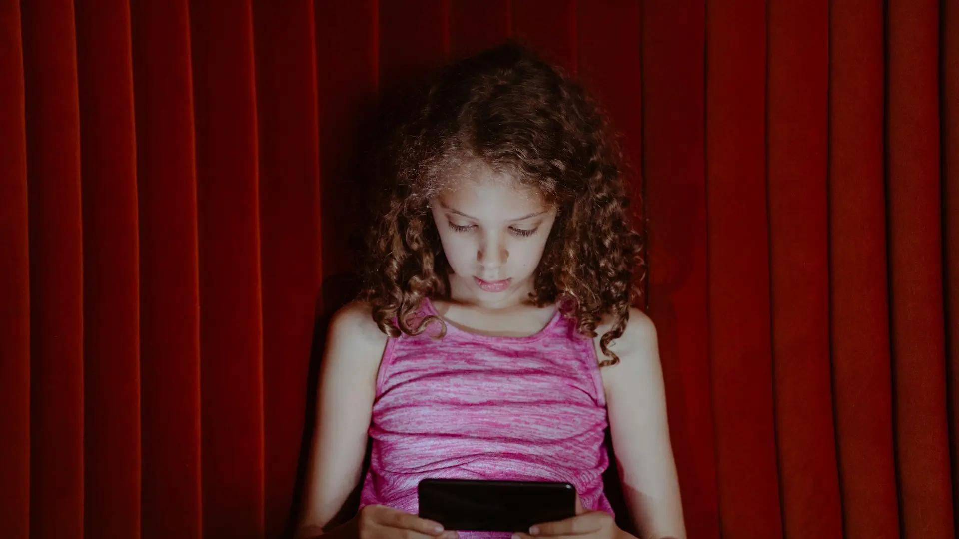 Interdiction, couvre-feu, délit parental : les mesures-phares des députés pour protéger les mineurs sur TikTok