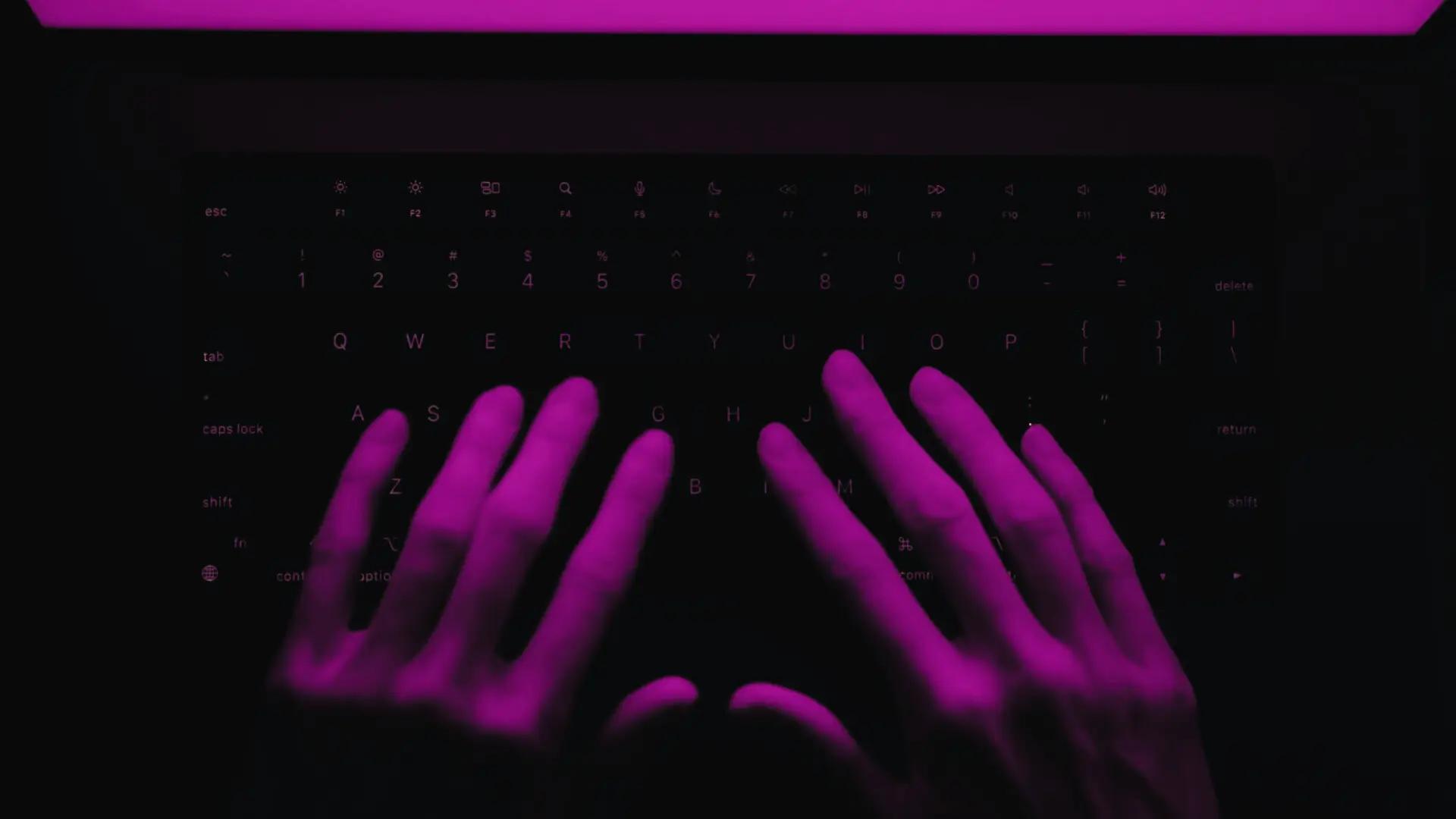 “Je n’ai jamais été capable de donner le bain à ma fille” : pour les cyberenquêteurs, la traque des pédocriminels se paie au prix fort