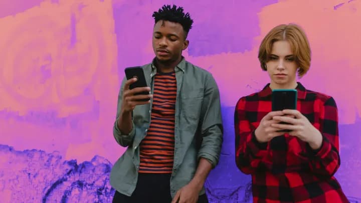 Les jeunes passent leur temps sur les réseaux sociaux, mais ne maîtrisent pas forcément le numérique