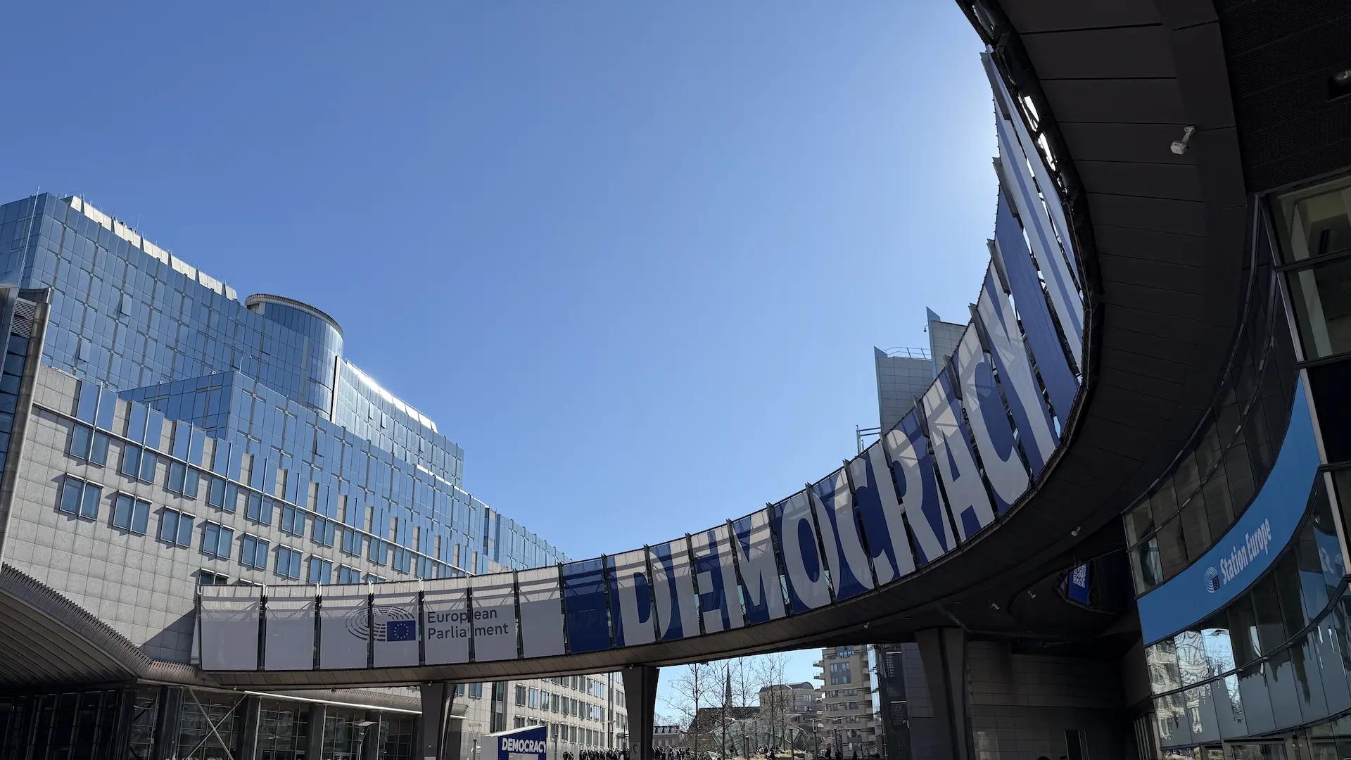 Préserver la démocratie dans un environnement numérique : le casse-tête du Parlement Européen