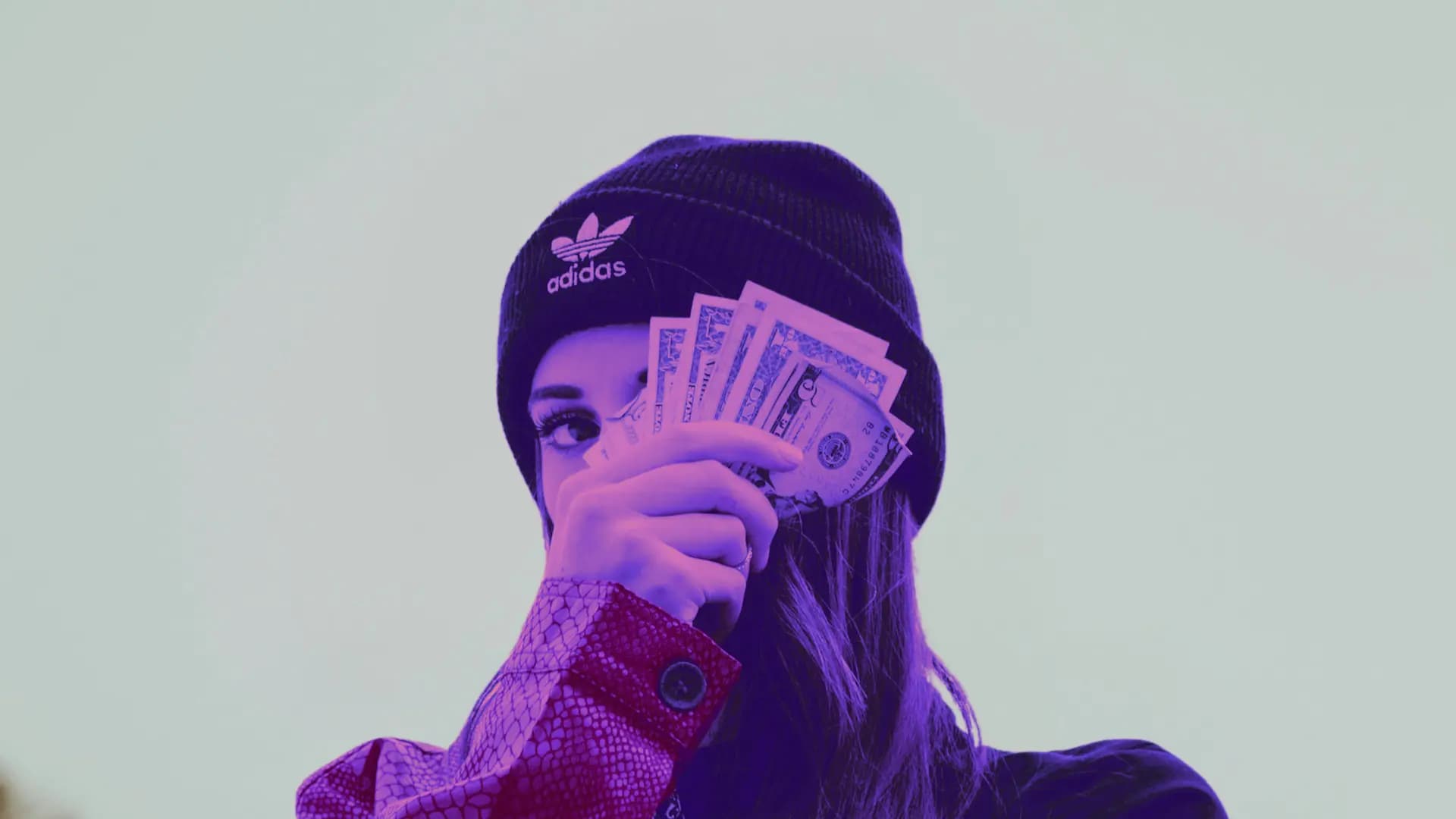 Illustration de l'article : Sur les réseaux sociaux, l'éducation des femmes à l'indépendance financière attire influenceurs... et arnaqueurs