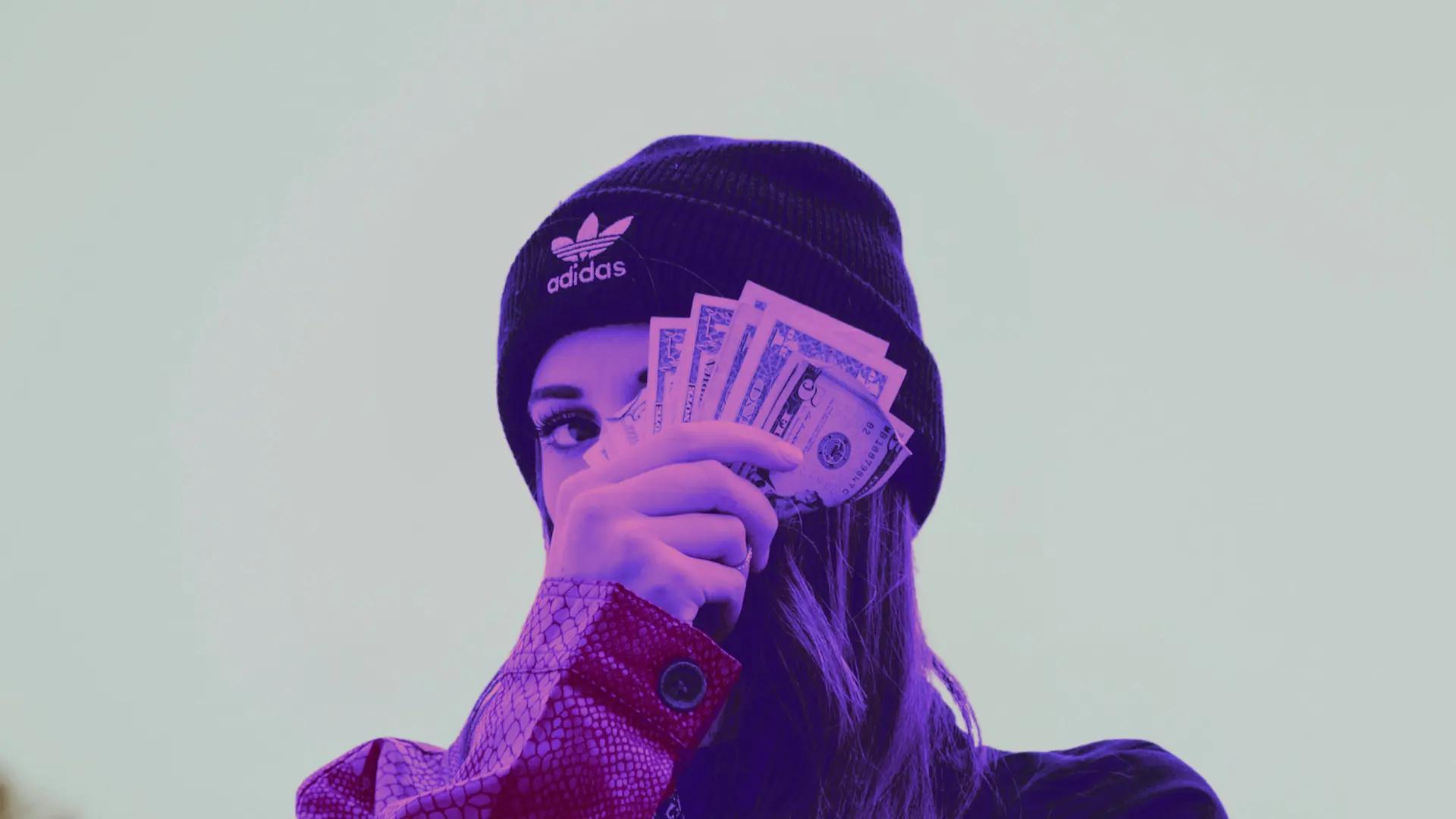 Sur les réseaux sociaux, l'éducation des femmes à l'indépendance financière attire influenceurs... et arnaqueurs