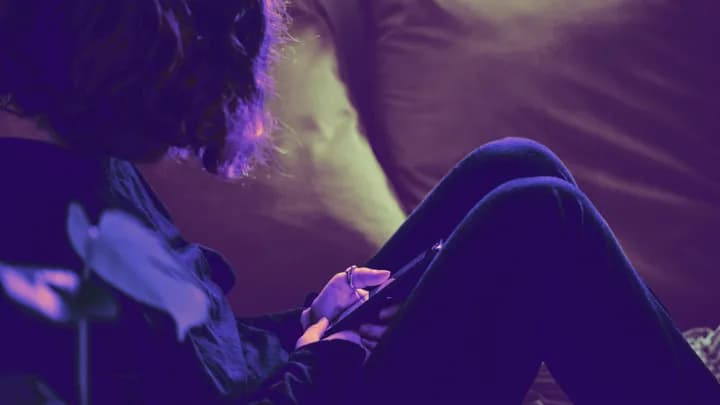 Réseaux sociaux : peut-on vraiment faire disparaître les moins de 15 ans des plateformes ?