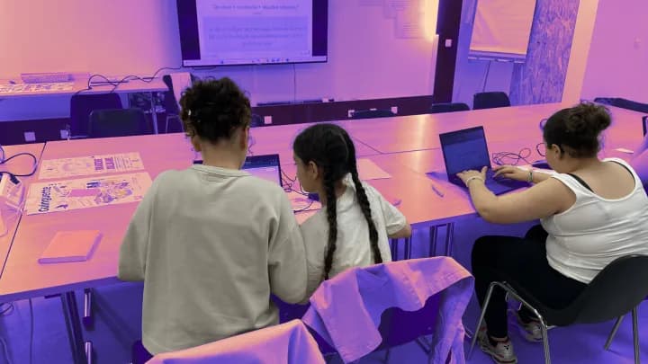 Savoir utiliser l'IA dès 10 ans : immersion dans un atelier du Secours populaire destiné aux enfants